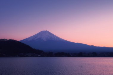 Gün batımında huzurlu lake Kawaguchi ile Fuji Dağı