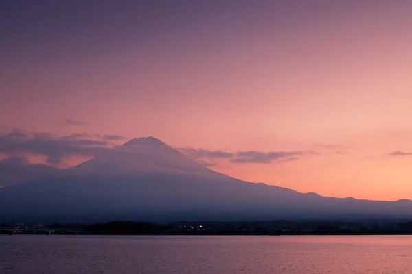 Mont Fuji avec le paisible lac Kawaguchi — Photo