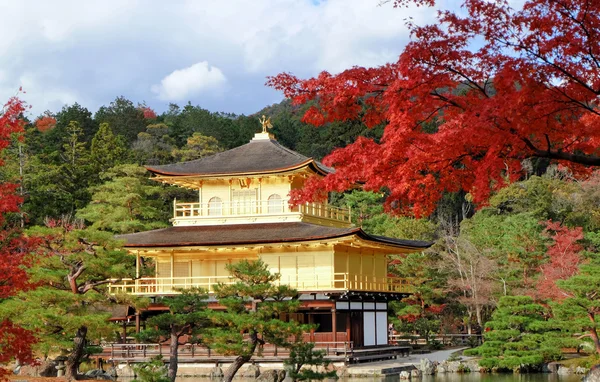 Pavilier doré au temple Kinkakuji avec des feuilles rouges en automne — Photo