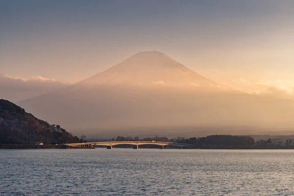 Lac Kawaguchiko et montagne Fuji avec des nuages au coucher du soleil — Photo