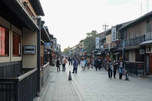 Toeristische wandeling langs de markt rond de tempel Kiyomizu-dera — Stockfoto