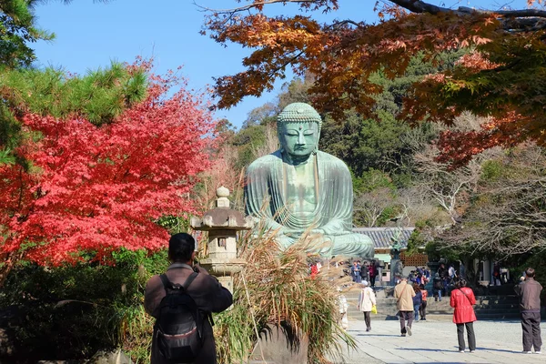 La gente vino a rezar la estatua de bronce del Buda de Amitabha ubicada en el Templo Kotokuin en Kamakura, Japón — Foto de Stock