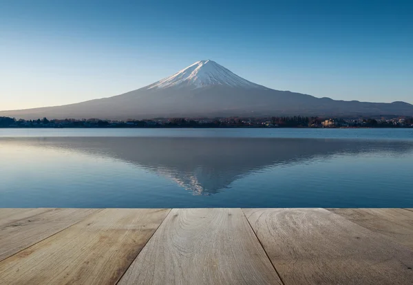 Terrasse en bois et mont fuji tôt le matin avec réflexion sur le lac kawaguchiko — Photo