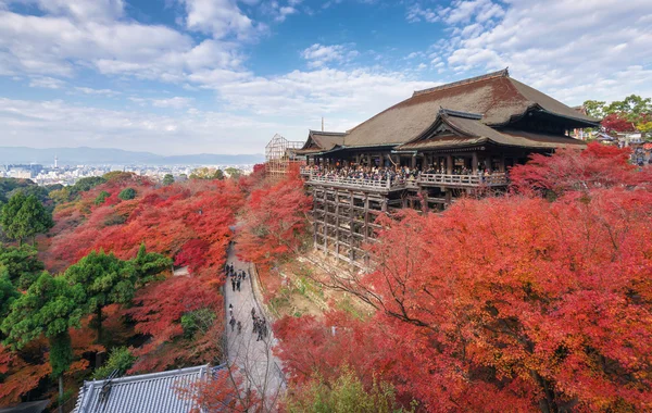 De daling van de rode bladeren bij de tempel Kiyomizu-dera in Kioto, Japan — Stockfoto