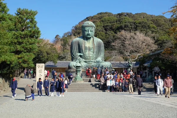 大仏、鎌倉の高徳寺にある阿弥陀如来の銅像を祈る人 — ストック写真