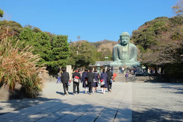 Daibutsu, άνθρωποι ήρθαν να προσεύχονται το χάλκινο άγαλμα του Βούδα Αμιτάμπα βρίσκεται στο Kotokuin ναό στην Καμακούρα, Ιαπωνία — Φωτογραφία Αρχείου