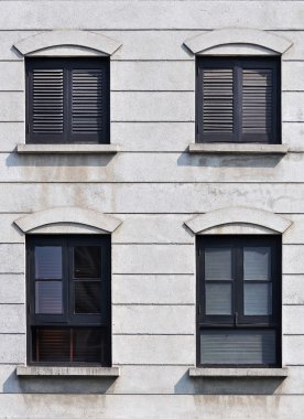 siyah çerçeve ve kepenkli pencere