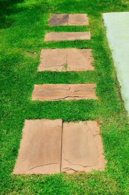 Parktaki taş geçit.