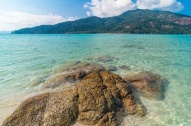 Kaya, deniz ve mavi gökyüzü - lipe Adası Tayland