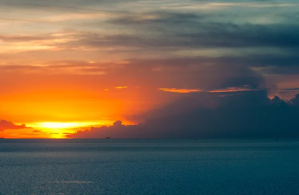 Gün batımında güzel deniz manzarası — Stok fotoğraf
