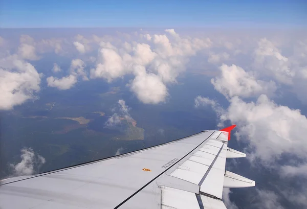 Вид из крыла самолета в полете — стоковое фото