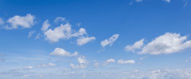 Bulutlu mavi gökyüzü