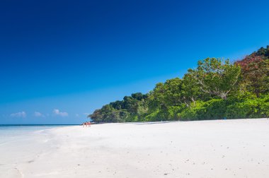Yaz aylarında güzel mavi deniz, Mavi gökyüzünden Tha tachai Adası