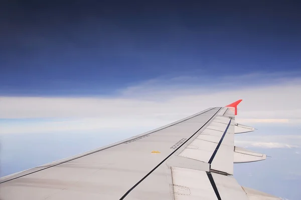 Вид из крыла самолета в полете — стоковое фото