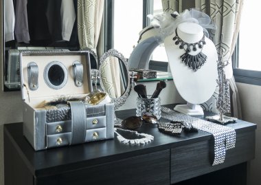 Güzellik ve makyaj kavramı: siyah bir tablo