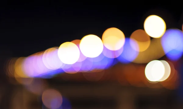 Πολύχρωμα φώτα αφόδευσης στην πόλη τη νύχτα — Φωτογραφία Αρχείου