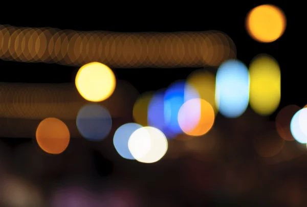 Πολύχρωμα φώτα αφόδευσης στην πόλη τη νύχτα — Φωτογραφία Αρχείου