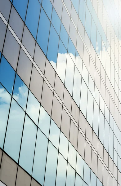 Rascacielos contra el cielo; edificio de fondo de vidrio — Foto de Stock