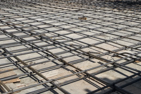 Barras de aço malha de reforço antes de derramar concreto — Fotografia de Stock