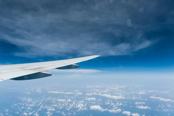 Вид из окна самолета с голубым небом и облаками — стоковое фото