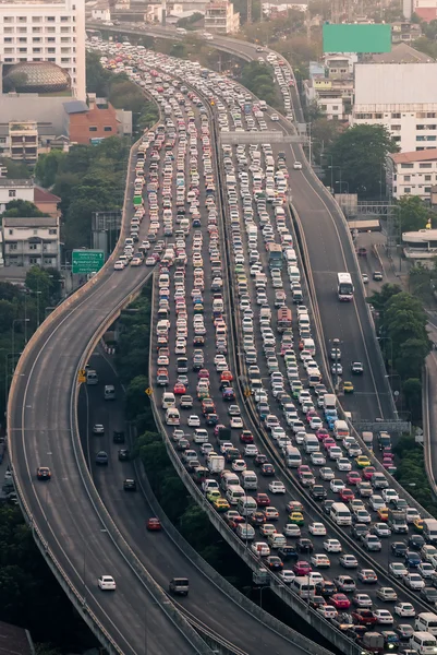 Trafik sıkışıklığı hızlı yolda Bangkok, Tayland