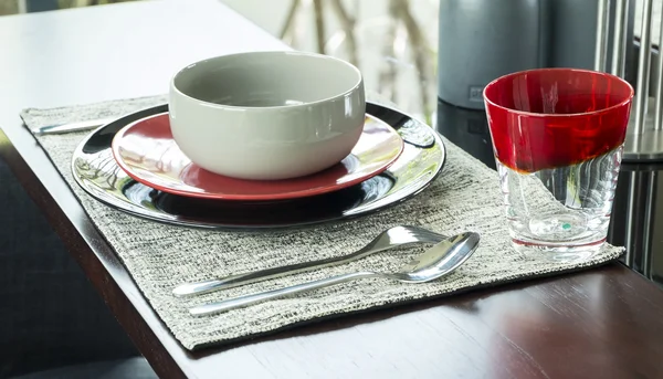 Керамическая посуда на столе — стоковое фото