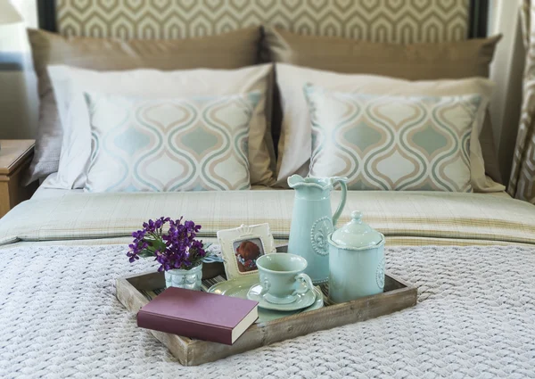 Dekorativní tác kniha, čaje a květin na postel — Stock fotografie