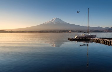 Göl kawa yansıması ile sabahın erken saatlerinde Fuji Dağı