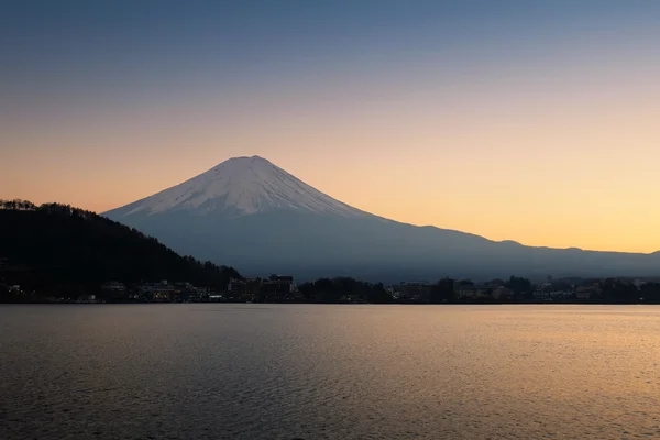 La montagne Fuji et le lac au coucher du soleil — Photo