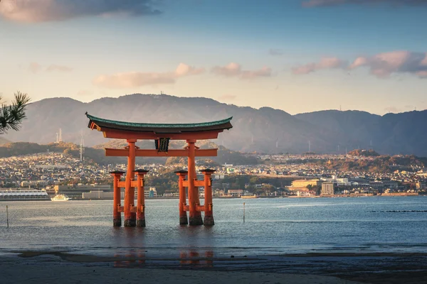 Zonsondergang met grote drijvende poort (O-Torii) op Miyajima islan — Stockfoto