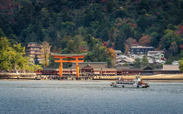 Gran puerta flotante (O-Torii) en la isla de Miyajima cerca de Itsukushim — Foto de Stock