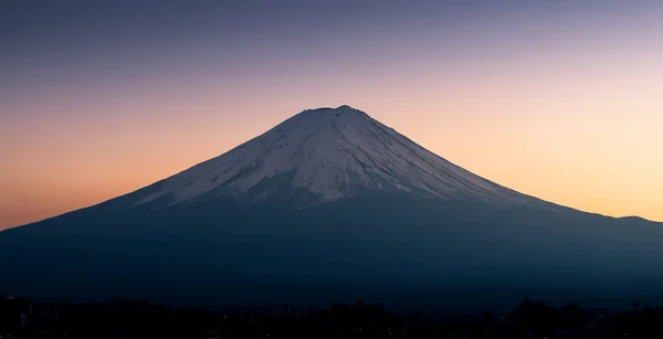 La montagne Fuji et le lac kawaguchi au coucher du soleil — Photo