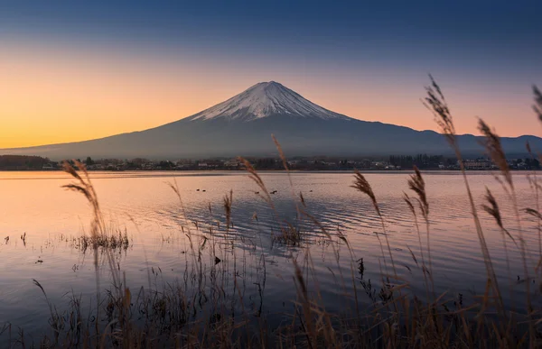 Mont Fuji à l'aube avec lac paisible — Photo