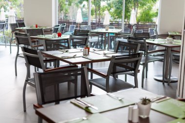 Bir restoranda masayı hazırla. 