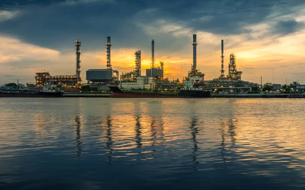 Planta de la industria de la refinería de petróleo al amanecer — Foto de Stock