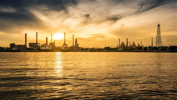 Planta de la industria de la refinería de petróleo al amanecer — Foto de Stock