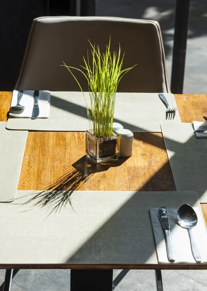 Instalar mesa en un restaurante — Foto de Stock