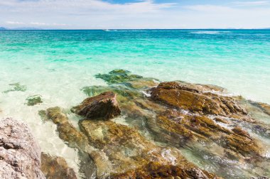 Güzel turkuazlı kayalar kristal berrak deniz suyu
