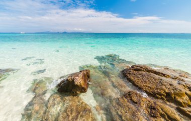 Güzel turkuazlı kayalar kristal berrak deniz suyu