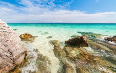 Güzel turkuazlı kayalar kristal berrak deniz suyu