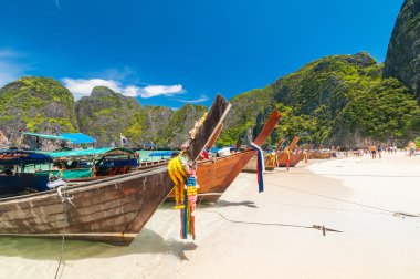 Maya Körfezi 'ndeki tekneler Phi Phi Leh Adası, Tayland