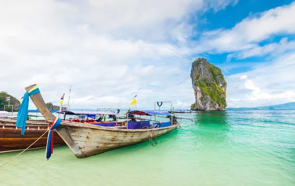 Barcos de cola larga y la isla de la poda en Tailandia — Foto de Stock