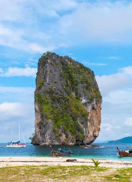 长尾船上在 pod 岛海滩 — 图库照片