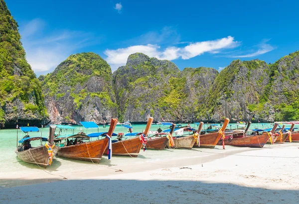 泰国Maya bay Phi Phi Leh岛的船只 — 图库照片