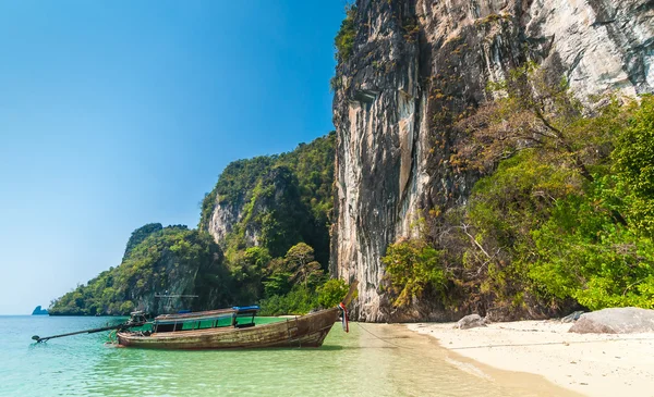 传统的泰国摩托艇上海滩的 Hong 岛、 甲米公关 — 图库照片