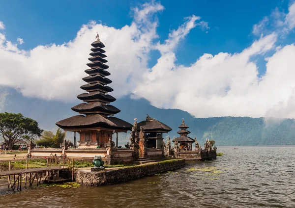 Templo Pura Ulun Danu en un lago Bratan, Bali, Indonesia —  Fotos de Stock
