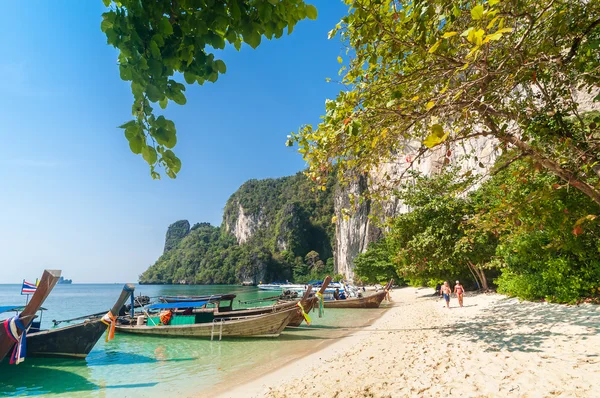 Barcos a motor tailandeses tradicionales en la playa de Hong Island, Tailandia — Foto de Stock