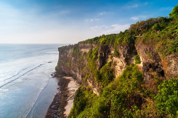울 루와 뚜 사원, 발리, 인도네시아에서 해안 — 스톡 사진