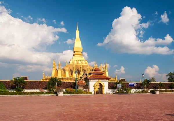 Az arany pagoda wat Phra That Luang Vientianéban, Laosz — Stock Fotó