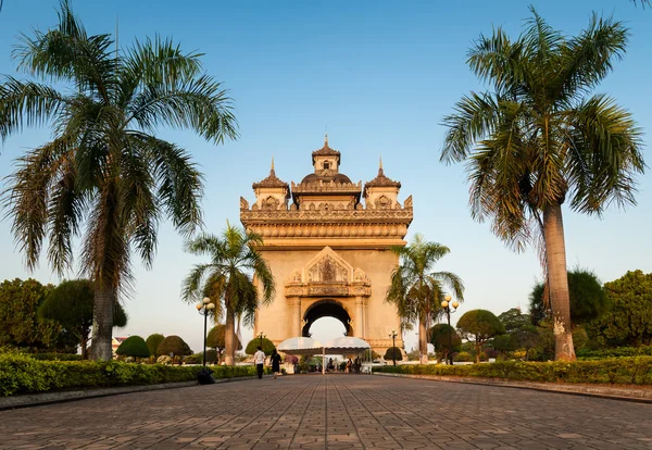 Patuxay(Patuxai) segern utfärda utegångsförbud Vientian Laos — Stockfoto
